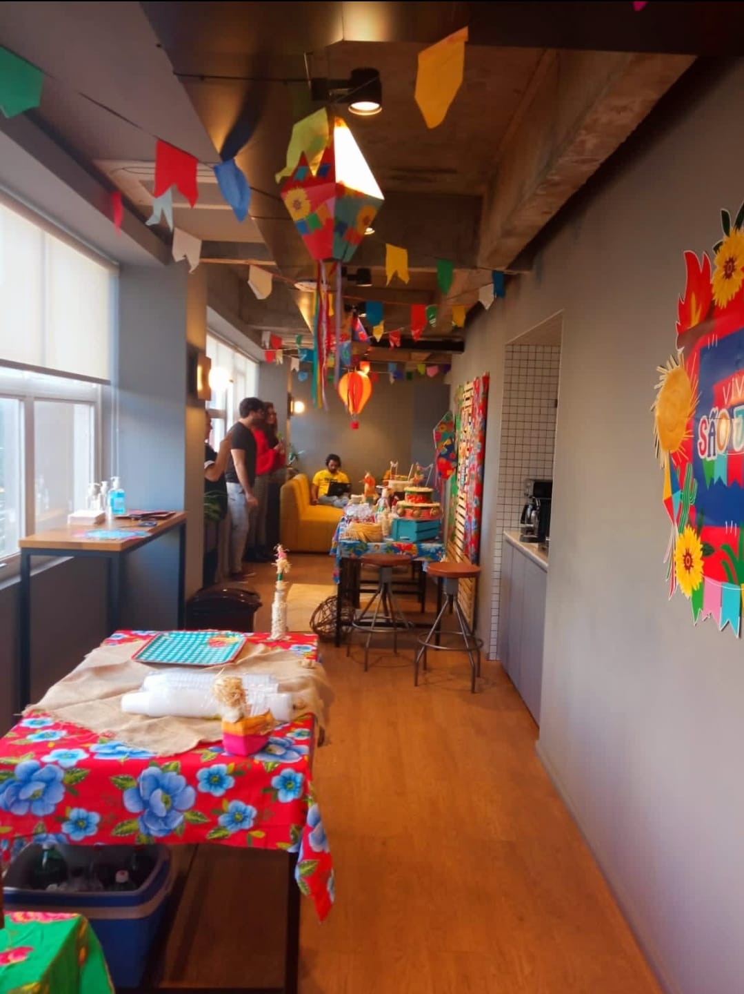 Catering Típico - Festa Junina na empresa - Decoração de Escritorio